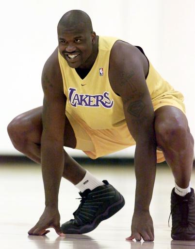 演技不错！杜兰特与东契奇对抗假摔倒地骗到犯规 罚球时自己都笑了（表演到位！杜兰特对位东契奇上演假摔骗得犯规，罚球时忍俊不禁）