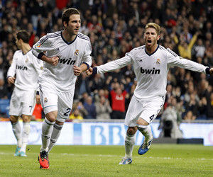 能攻能防！萨格斯13中7&三分8中3拿到20分3板4助2断（攻守兼备！萨格斯13投7中、三分8投3中，贡献20分3篮板4助攻2抢断）