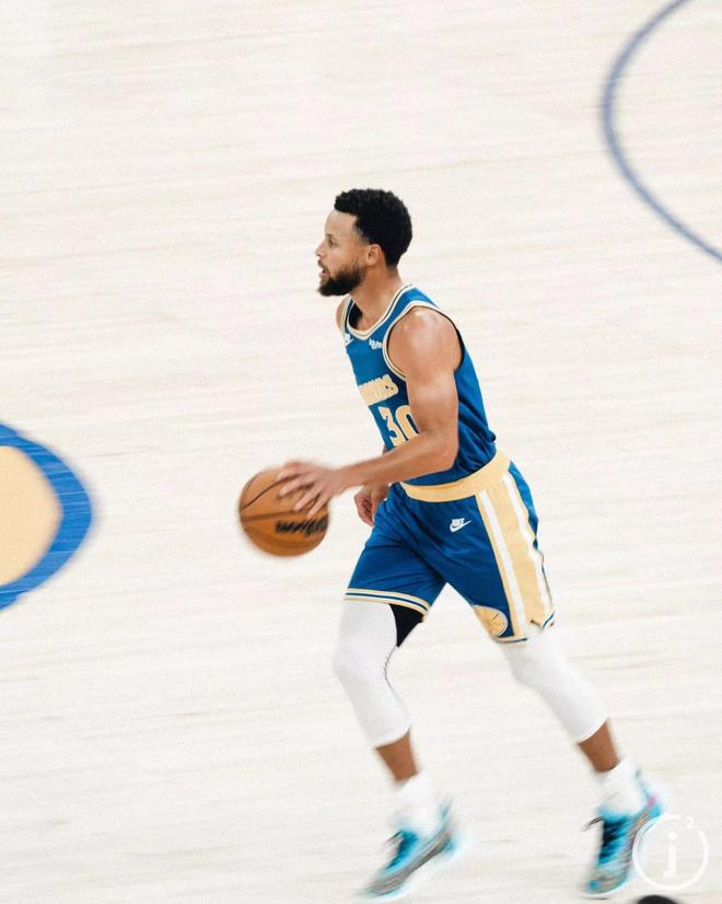 京媒：沈梓捷脚踝裹着厚厚的冰袋已被送往医院​就诊（京媒：沈梓捷脚踝缠厚冰袋，已送医就诊）