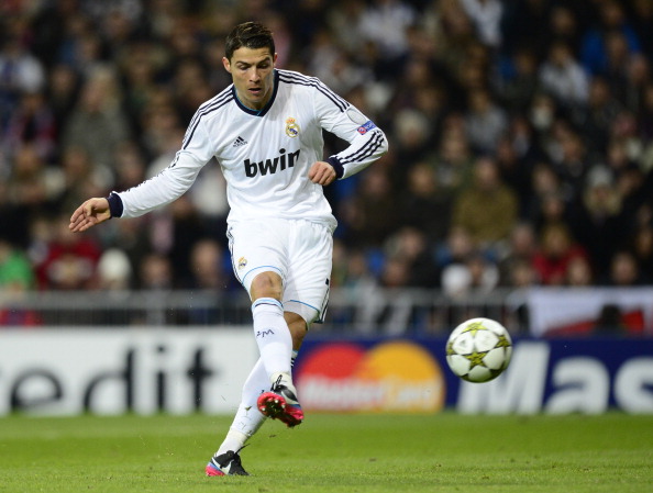 豪门后防崩溃，连续被打穿（豪门防线瓦解，连遭突破）