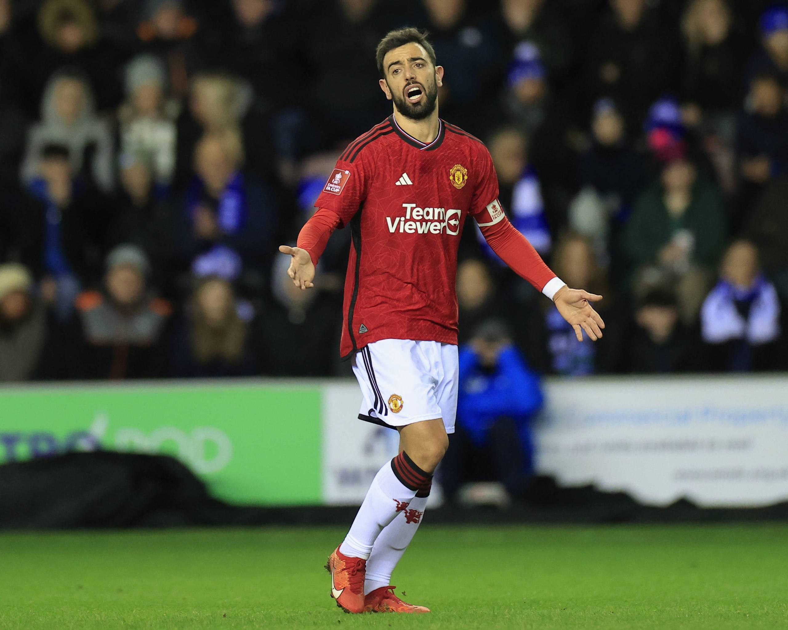 前西班牙主帅：皇萨永远是西甲热门；年轻球员首秀需谨慎谨慎（前西班牙主帅：皇马巴萨永远是西甲争冠热门；年轻球员首秀需格外谨慎）